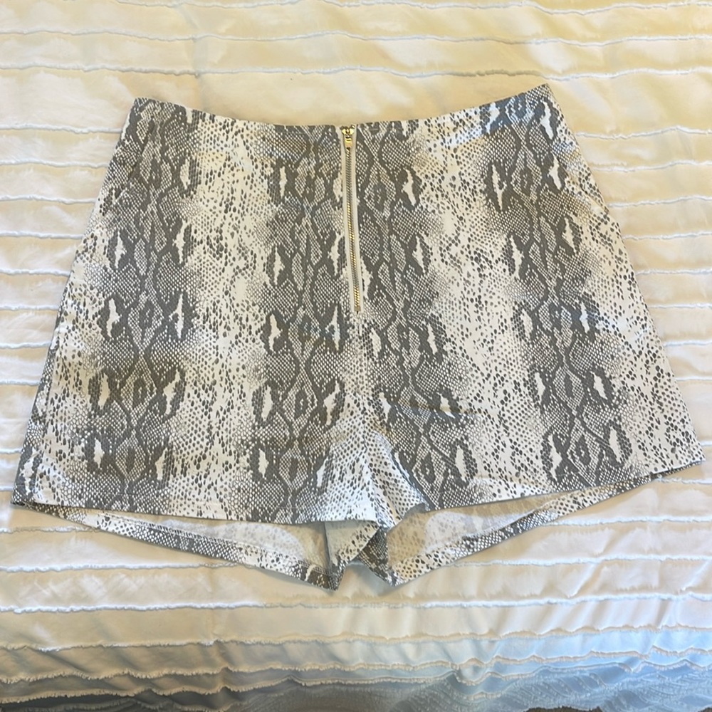 Brand new never worn grey and white snakeskin print shorts. Alter’d state size M